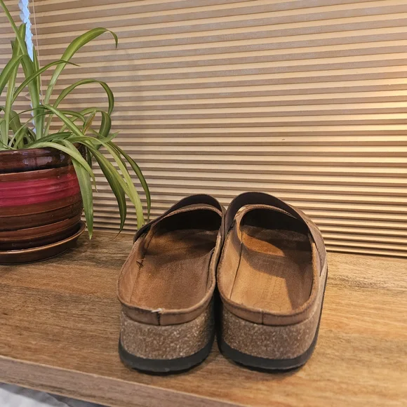 White Mountain Brown Bassi Leather Clogs - Picture 4 of 8